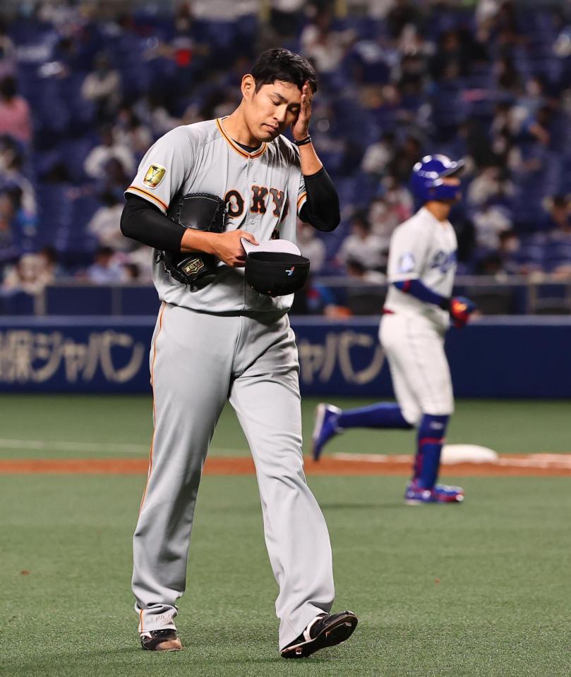 １回裏を終えて、ベンチに戻る巨人先発の井納＝バンテリンドームナゴヤ