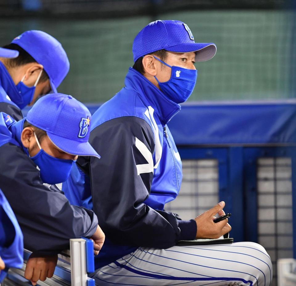 ８回、メモを取るＤｅＮＡ・三浦監督＝横浜スタジアム（撮影・高石航平）