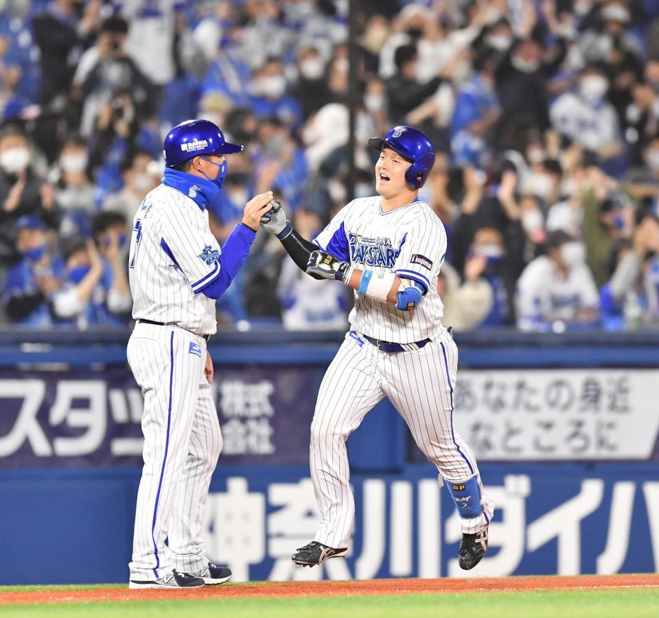 ６回、プロ初本塁打となる３ランを放ちほえるＤｅＮＡ・牧＝横浜スタジアム（撮影・高石航平）