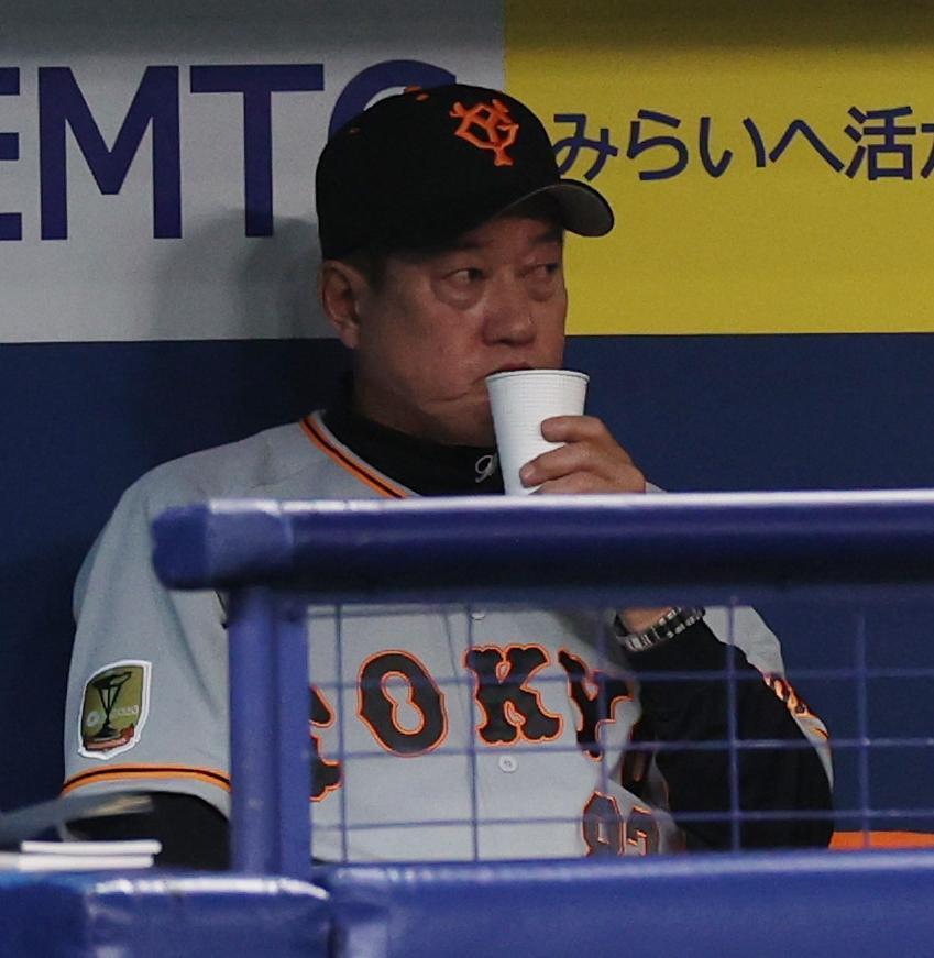 厳しい表情で水分補給する巨人・原監督＝バンテリンドームナゴヤ