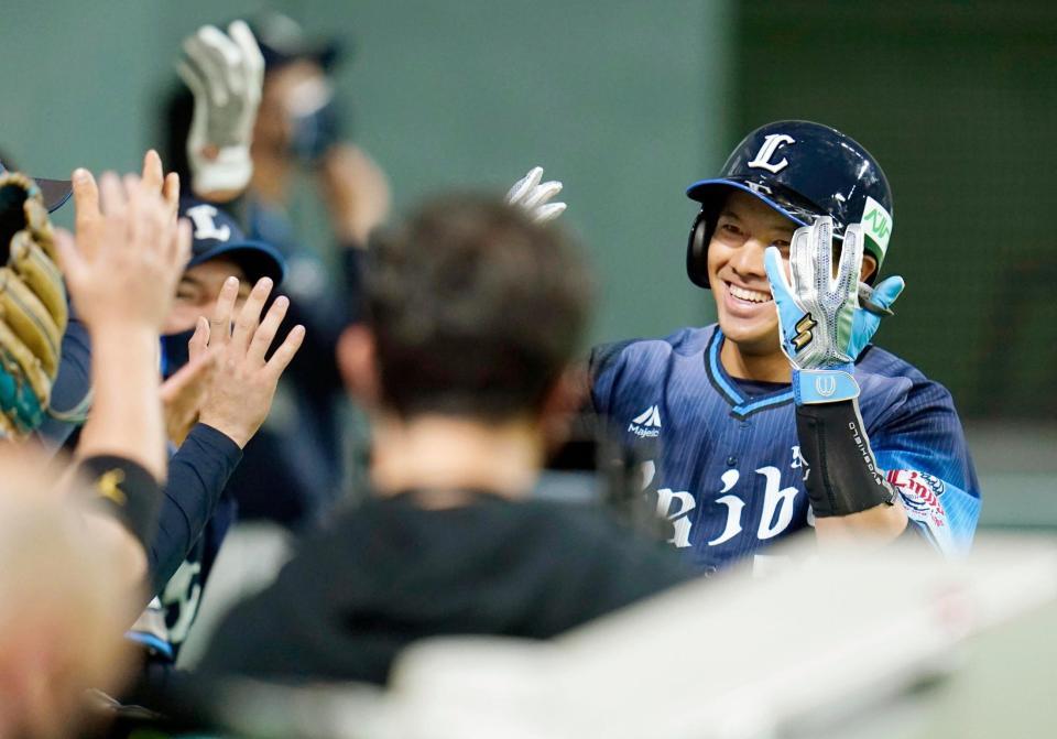 ５回、先制ソロを放ち、ナインに迎えられる西武・呉念庭＝札幌ドーム