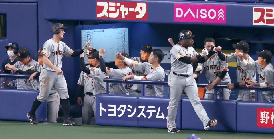 １回表、２ランを放ったウィーラー（手前右）を迎える巨人ベンチ＝バンテリンドームナゴヤ