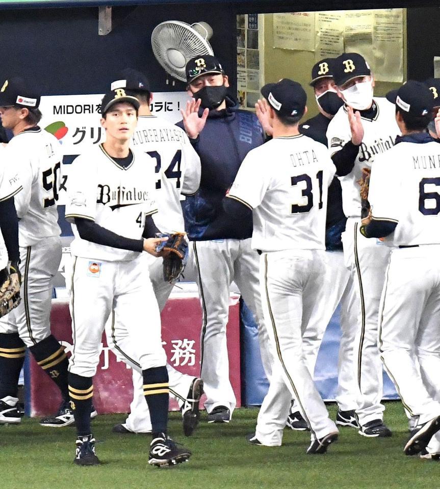 選手たちと本拠地初勝利を喜ぶオリックス・中嶋監督（中央）
