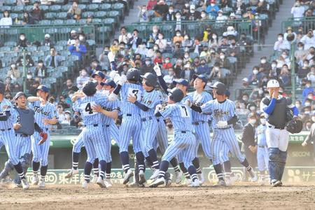 優勝した東海大相模ナイン＝甲子園球場（撮影・吉澤敬太）