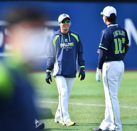 チームに合流し笑顔を見せる山田（中央）＝撮影・高石航平