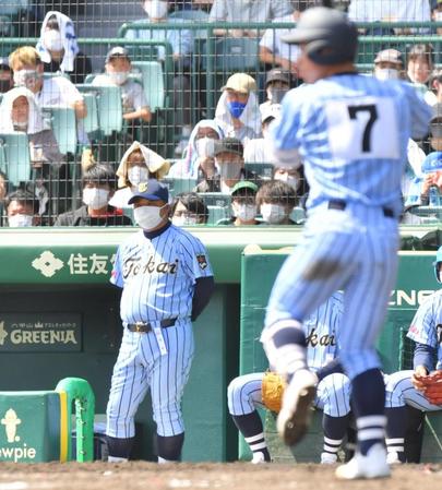 打席に立つ次男の門馬功（手前）を見つめる東海大相模・門馬敬治監督（撮影・吉澤敬太）