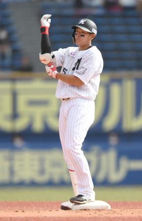 ２回、走者一掃の適時二塁打を放ち、二塁ベース上でしてやったりの表情を浮かべる安田（撮影・開出牧）