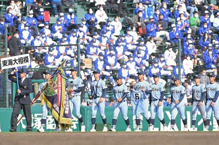 大塚瑠晏主将のユニホームを持って閉会式の行進をする柴田疾（右から５人目）ら東海大相模ナイン（撮影・高部洋祐）