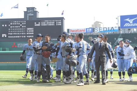 サヨナラ勝ちで優勝を決め、歓喜の東海大相模ナイン（撮影・高部洋祐）