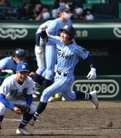 ９回、優勝を決めるサヨナラ内野安打を放ち、拳を突き上げる東海大相模・小島（撮影・北村雅宏）