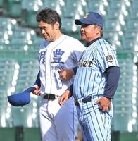 試合後、言葉を交わす明豊・川崎絢平監督（左）と東海大相模・門馬敬治監督（撮影・高部洋祐）