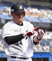 ２回、左越え２ランを放ち“寿司ポーズ”を決めるレアード（撮影・開出牧）