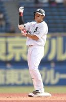 ２回、走者一掃の適時二塁打を放ち、二塁ベース上でしてやったりの表情を浮かべる安田（撮影・開出牧）