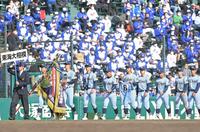 大塚瑠晏主将のユニホームを持って閉会式の行進をする柴田疾（右から５人目）ら東海大相模ナイン（撮影・高部洋祐）