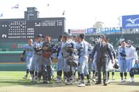 サヨナラ勝ちで優勝を決め、歓喜の東海大相模ナイン（撮影・高部洋祐）