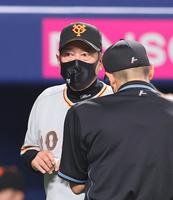 ８回表を終え、選手交代を告げる原監督