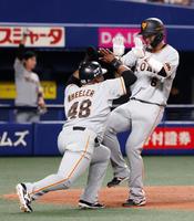 ６回、岡本和の２点二塁打で生還し、タッチを交わす巨人の二走ウィーラー（左）と一走坂本＝バンテリンドーム
