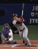 ６回、岡本和が逆転の２点二塁打を放つ