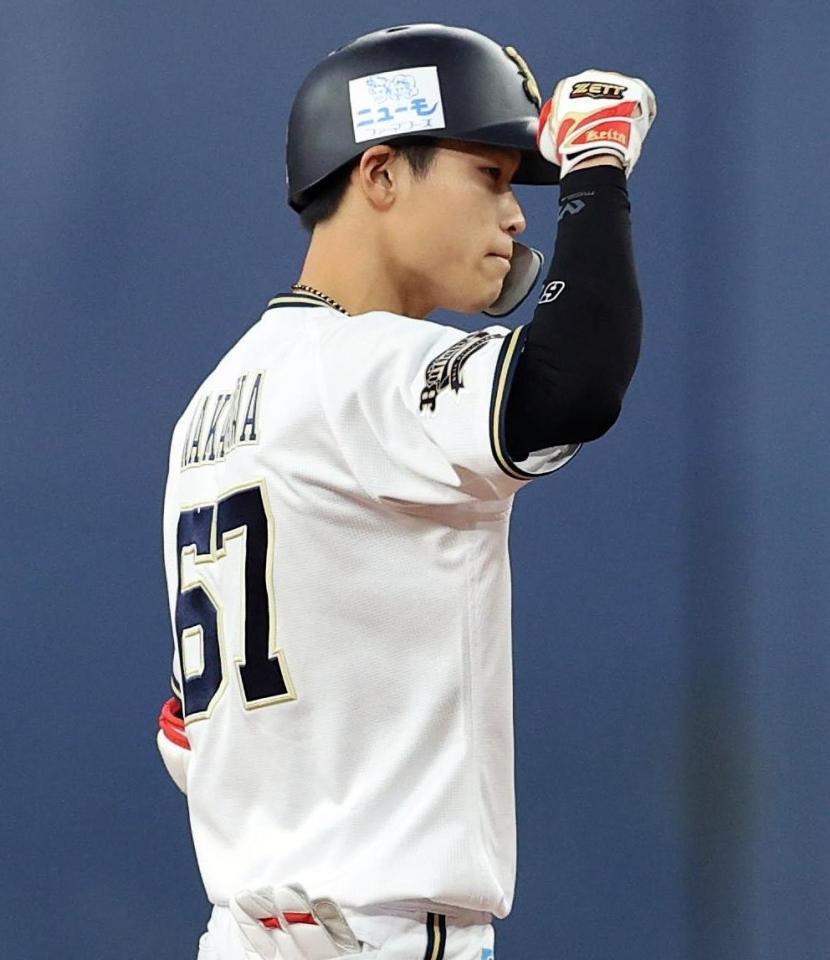 　１回、中川圭は先制２点適時二塁打を放ちガッツポーズ