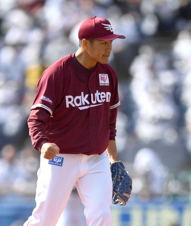 　３回、藤原を投ゴロ併殺に仕留めガッツポーズを決める則本（撮影・開出牧）