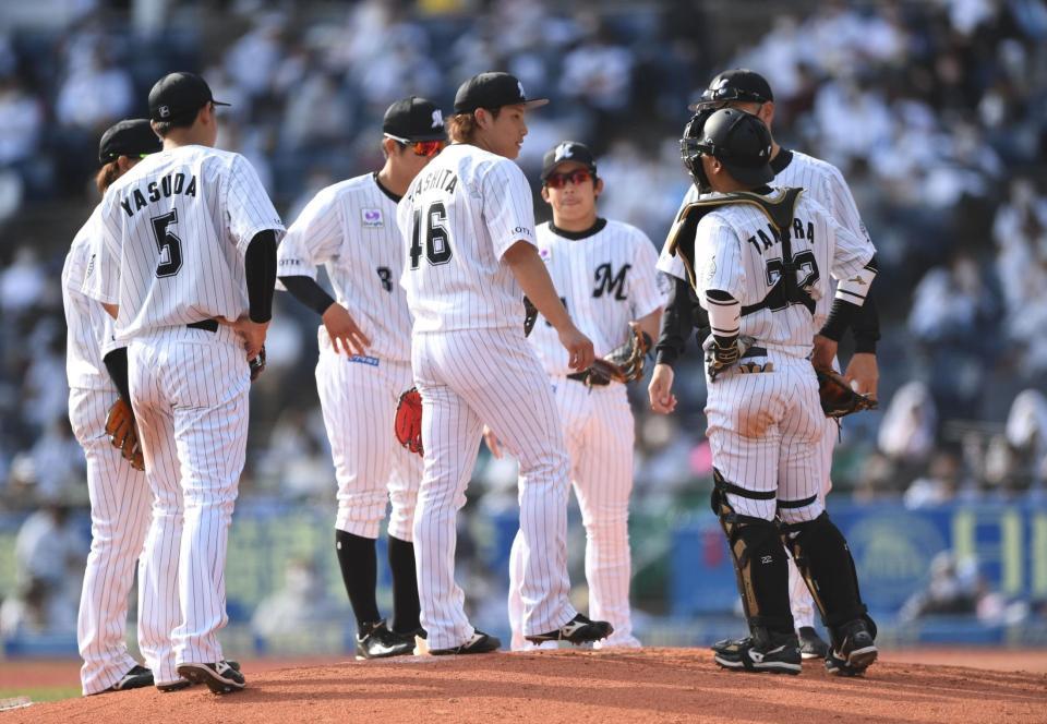 　６回、茂木に先制の２点適時打を打たれ降板した先発の岩下（中央）＝撮影・開出牧