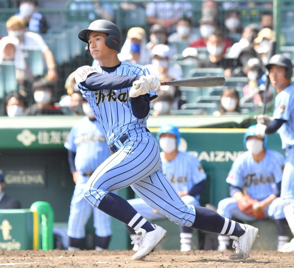 ５回東海大相模２死二塁、左線に適時二塁打を放つ求航太郎＝甲子園球場（撮影・吉澤敬太）