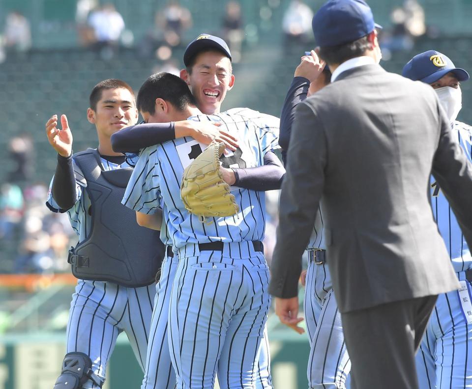 優勝し、抱き合う東海大相模・石川永稀（左から２人目）と東海大相模・石田隼都（同３人目）＝撮影・高部洋祐