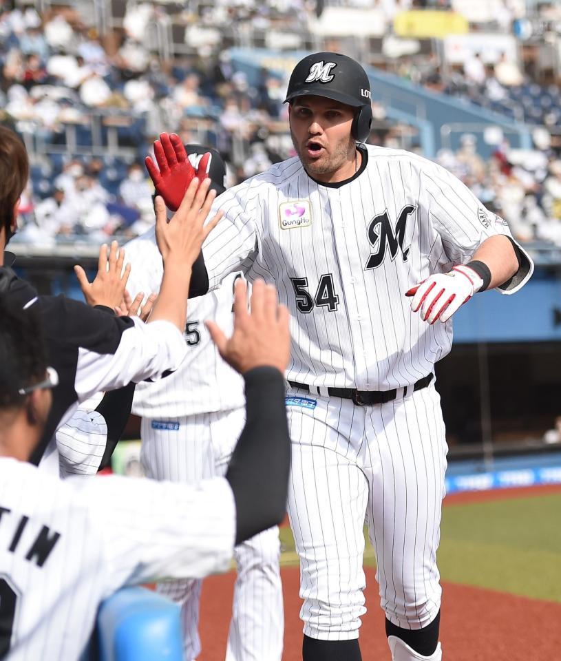 ２回、左越え２ランを放ちナインとタッチを交わすレアード（撮影・開出牧）