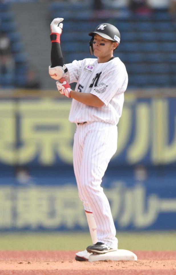 ２回、走者一掃の適時二塁打を放ち、二塁ベース上でしてやったりの表情を浮かべる安田（撮影・開出牧）