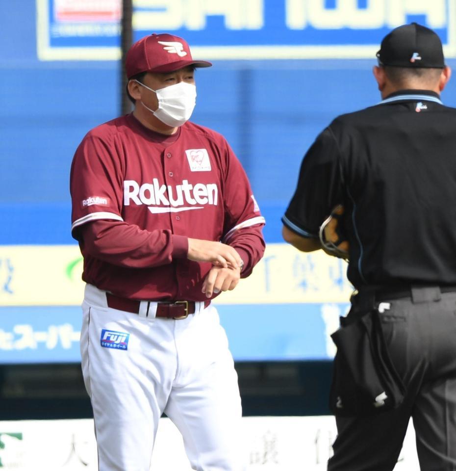 ２回、投手交代を告げる石井監督（撮影・開出牧）