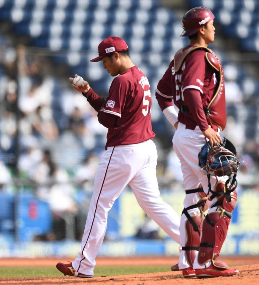 ２回、ロッテ打線に捕まり降板した滝中（左）＝撮影・開出牧