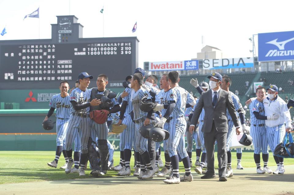 サヨナラ勝ちで優勝を決め、歓喜の東海大相模ナイン（撮影・高部洋祐）