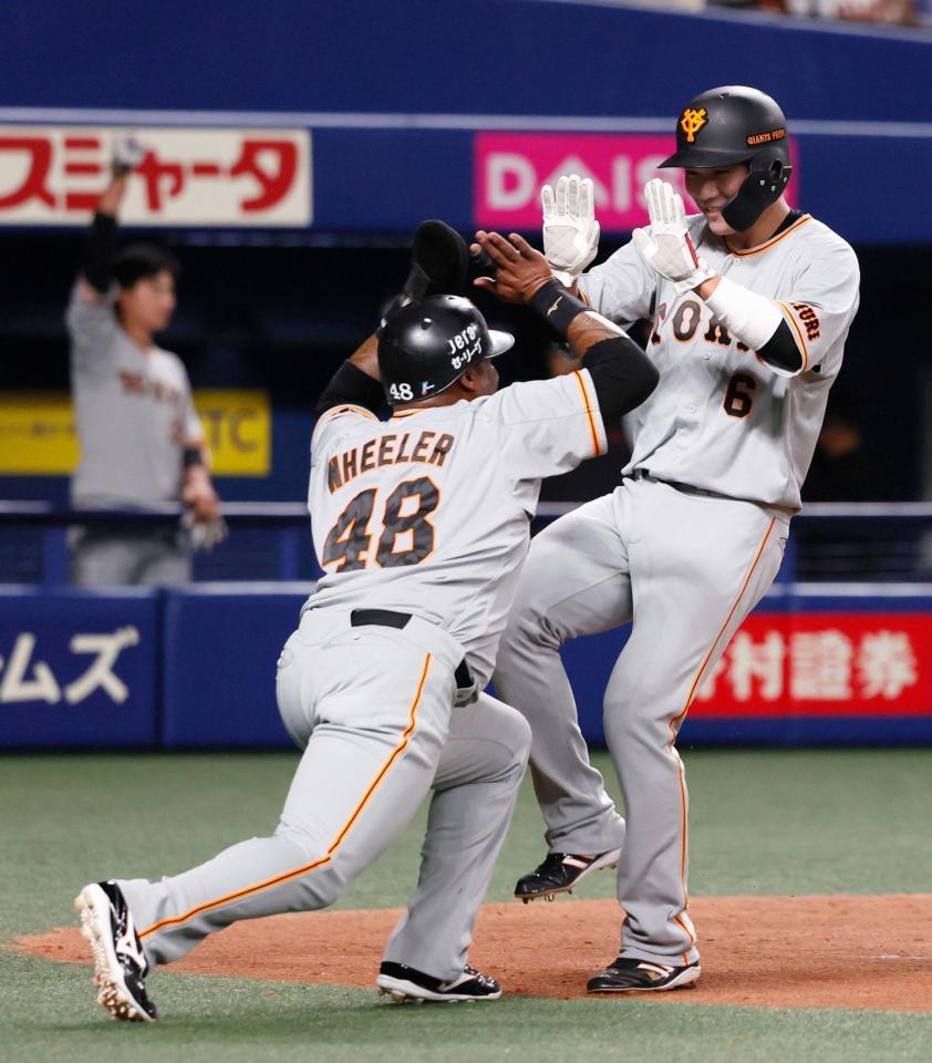 ６回、岡本和の２点二塁打で生還し、タッチを交わす巨人の二走ウィーラー（左）と一走坂本＝バンテリンドーム