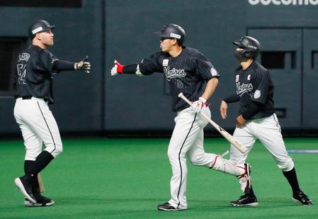 　２回、レアード（左）に迎えられるロッテ・安田＝札幌ドーム