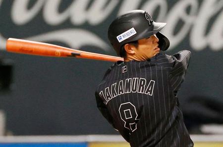 　８回、中村奨がこの試合４安打目となる右前適時打を放つ＝札幌ドーム