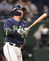 ６回、２ランを放つヤクルト・村上＝東京ドーム（撮影・伊藤笙子）