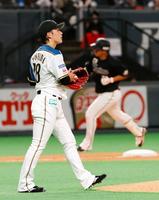 ２回、ロッテ・安田（右）に２ランを浴びた日本ハム・吉田＝札幌ドーム