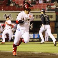 １回、オリックス・山崎福（右）から右前適時打を放ち、一塁へ向かう楽天・鈴木大＝楽天生命パーク