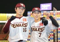 ヒーローインタビューを終え、ポーズをとる楽天の涌井（左）と鈴木大＝楽天生命パーク