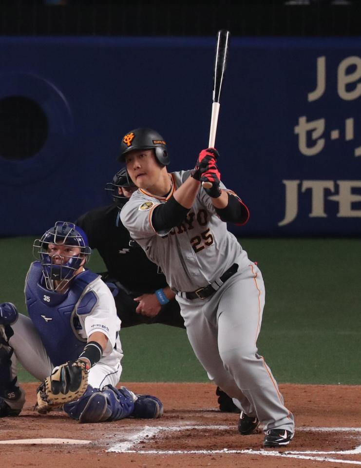 　６回、巨人・岡本和が逆転の２点二塁打を放つ