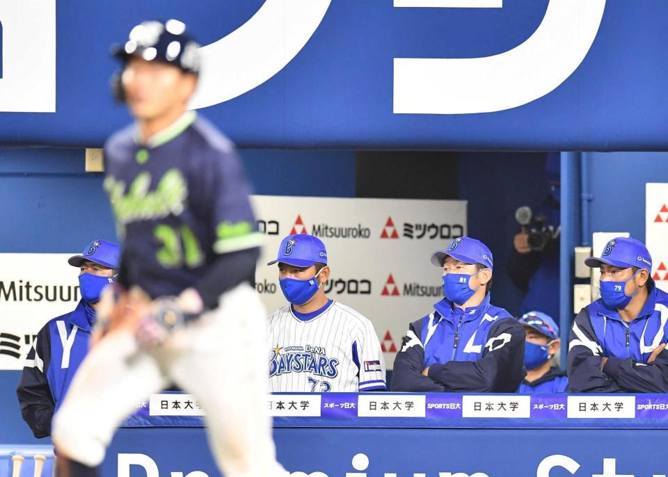 　７回、同点に追いつかれ厳しい表情でマウンドを見るＤｅＮＡ・三浦監督（右から２人目）