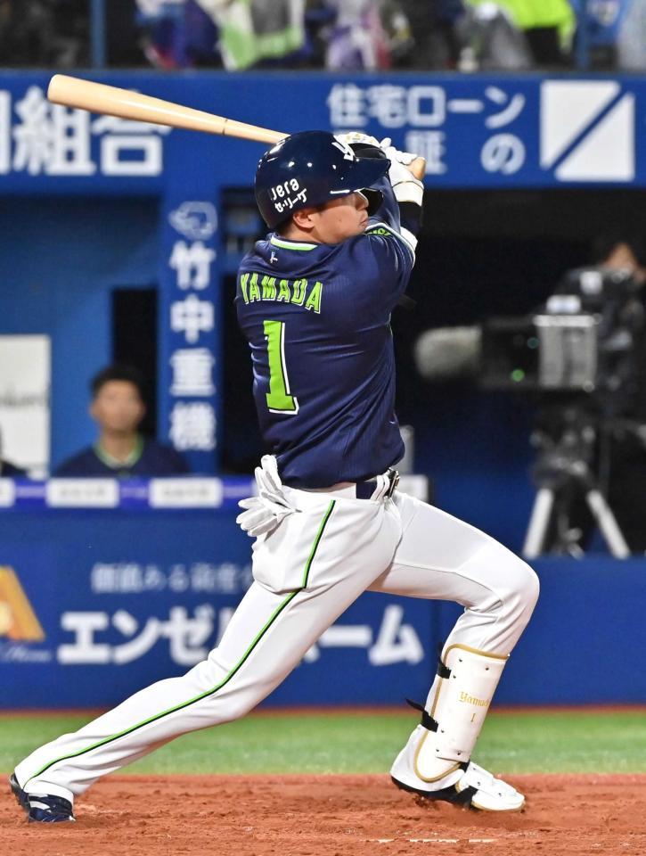 　２回、中越え３ランを放つヤクルト・山田