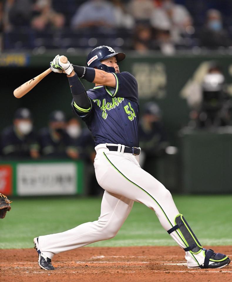 ６回、右越え２ランを放つ村上（撮影・伊藤笙子）