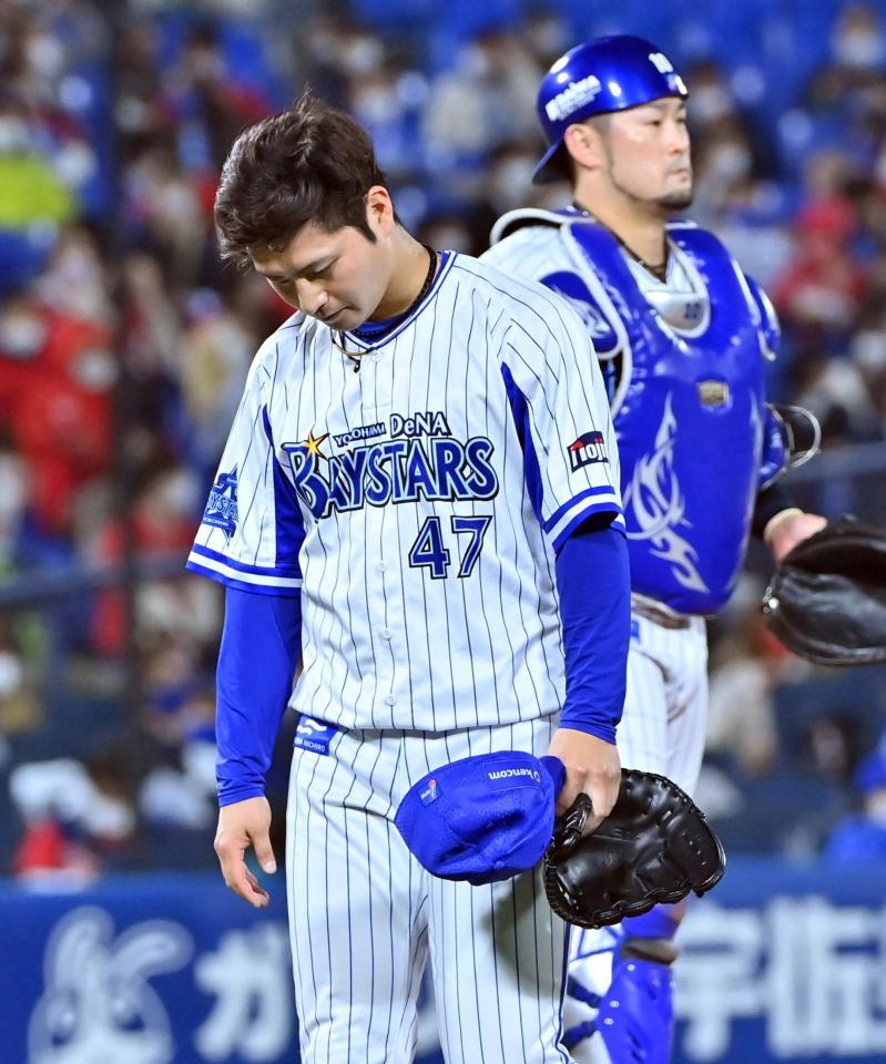 ８回、うなだれながら降板するＤｅＮＡ・砂田＝横浜スタジアム