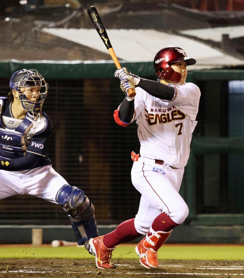 １回楽天２死一、三塁、鈴木大が右前に適時打を放つ。捕手伏見＝楽天生命パーク