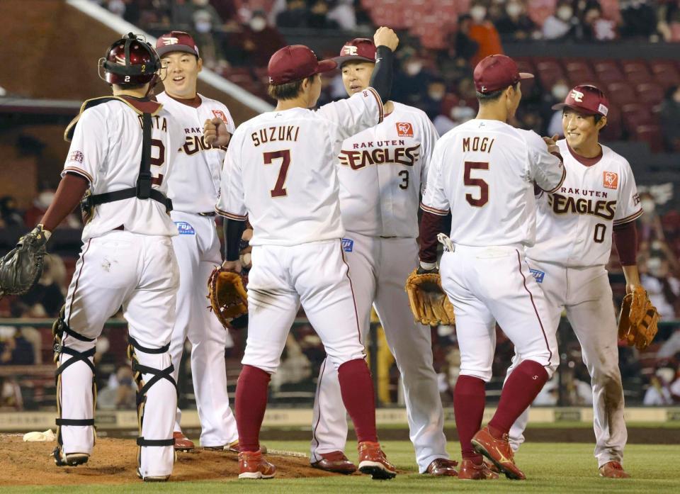 オリックスに勝利し、喜ぶ松井（左から２人目）ら楽天ナイン＝楽天生命パーク