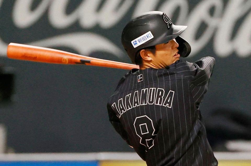 　８回、中村奨がこの試合４安打目となる右前適時打を放つ＝札幌ドーム