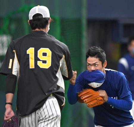 　試合前、藤浪とグータッチを交わす根尾（右）＝撮影・北村雅宏