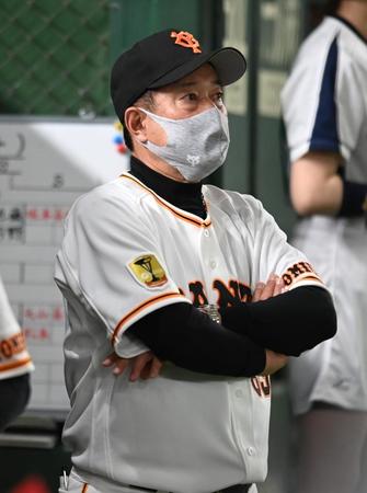 ８回、ベンチで腕組みする巨人・原監督