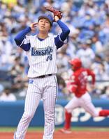 　３回、菊池涼に勝ち越しソロを浴び、がっくりの京山（撮影・金田祐二）